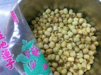 step1: 新鮮的白河蓮子一包洗淨~先用熱水川燙過~