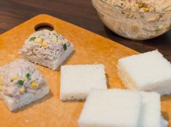 step2: 去皮方包每片切成 4 等份，厚厚塗上吞拿魚醬整理成小山丘形狀。