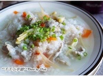 step6: 最後倒入９分滿的熱水，就可以開始悶粥!
最後打開蓋子，再加點鹽巴調味，薑絲蔬菜肉片粥完成囉！