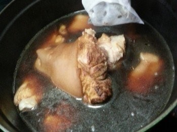 step9: 加入所有調味料,大火煮水滾後,轉細火炆40分鐘,反轉豬手再炆50分鐘,共炆個半鐘,熄火焗30分鐘
