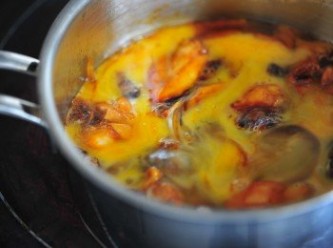 step4: 洋蔥放入小鍋內，開中小火，待雞肉一邊熟透後，用筷子將雞肉反轉面，再加蓋煮至熟
轉小火，加入雞蛋液，待著，當雞蛋大半熟的時候關火