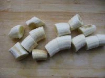 step4: 香蕉去皮切成２-3厘米左右的小段。