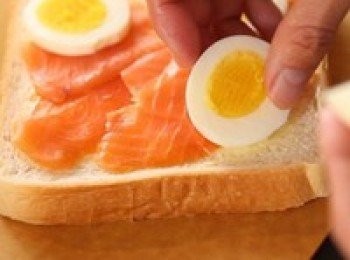 step2: 將煙燻三文魚和水煮蛋（水煮蛋切片)都放在方包上