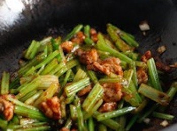 step6: 炒出香味後倒入甜麵醬繼續炒一會，加入芹菜。加入一小勺醬油，翻炒後出鍋即可。