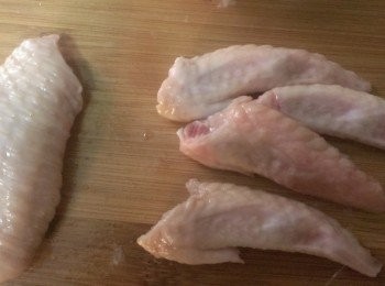 step1: 雞翅從關節處切開成兩段，取肉多的部分使用。 這部位會看到有大、小兩支骨頭，將小支骨頭拿掉，剩下比較大的骨頭。