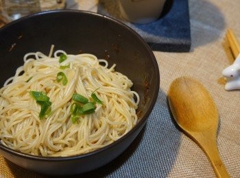 step3: 時間到將麵條撈起，與調味料拌勻、灑上蔥花即可