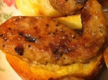 step4: 將平底易潔鑊燒熱後關至中小火放入<a href="https://bit.ly/3og98Sl" target="_blank" data-keyword="鵝肝" class="guide-link"><strong>鵝肝</strong></a> <span style="display:inline-block;vertical-align:middle;margin-top:-3px;color:initial;border-radius:3px;padding:2px 3px;font-size:12px;line-height:14px;background:#87d300;color:#fff;">即買</span> 慢煎至兩面起焦便立即關火扯起放在多士上碟