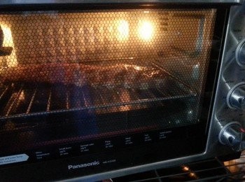 step4: 預熱焗爐230度10分鐘,將豬肋骨放上爐架上,爐盤放下層用作盛汁用,用上下火焗約25分鐘-30分鐘,時間因應豬肋骨厚定薄及焗爐是否有溫差而定