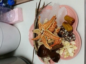 step2: ~海星, 海龍，果皮(果皮出水完刮走內層果衣)，瘦肉，以上4種材料出水10mins
~海底椰去除白色外層，切開
~蜜棗，茨實,南北杏浸洗乾淨