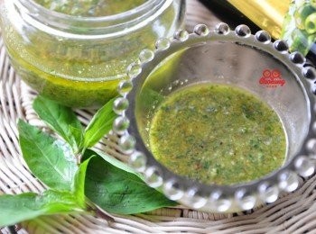 step4: 只要十分鐘就輕鬆完成道地的青醬醬汁，將攪拌好的青醬裝入器皿中!