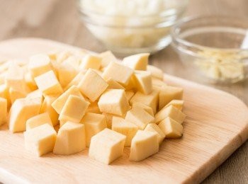 step1: 把蕃薯和洋蔥去皮、切粒，把蒜頭去衣、壓成蓉備用。