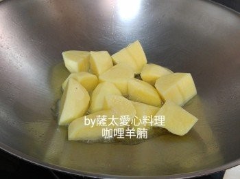 step4: 薯仔煎成金黄色，剩起備用。