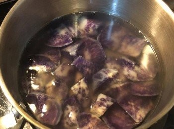step1: 先將紫蕃薯洗淨，去皮然後切細，然後用鍋倒入清水煮滾後，加入冰糖、紫薯轉細火煮約15分鐘至溶化