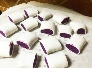 step4: 靜置好的西米團桿成條，鋪上紫薯，捲起來，太干的話就把手打濕，然後切段。