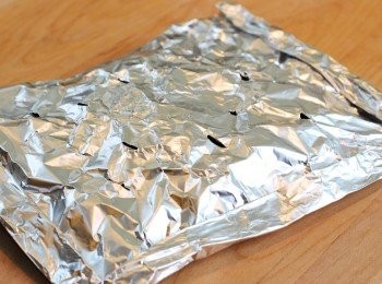 step4: 以鋁鉑紙包覆木屑，包裹上戳幾個通風孔，放入已預熱400℉/200℃烤箱裡燻烤10分鐘至聞到木屑香氣

※ 烤雞腿過程中也請將木屑包持續留在烤箱下層，製造煙燻效果