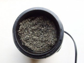 step2: 黑芝麻粉可選用黑芝麻粒自行研磨成粉狀。