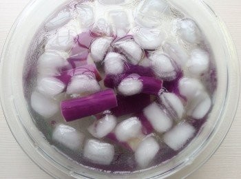 step5: 汆燙煮熟的茄子起鍋後,立刻放入冰塊水(請使用開水)裡進行冰鎮降溫,冰鎮時間約1-2分鐘即可將茄子瀝乾。