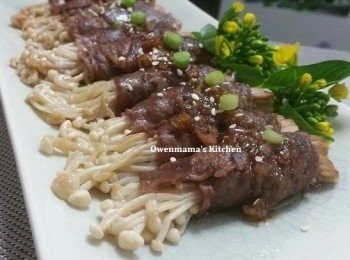 step4: 牛肉卷起鑊後倒去部份油，留小許做汁用：  細火爆洋蔥粒至半透明 (小心不要爆焦), 下適量日式燒汁（現成的， 日式百貨有售）煮至洋蔥粒熟透，下小許糖調味，把汁淋在牛肉卷上便完成。