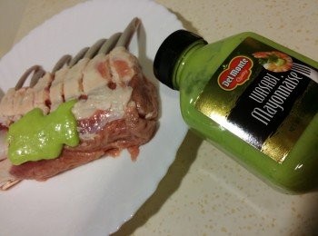 step2: 均勻灑少許鹽和塗上地捫青芥辣蛋黃醬汁