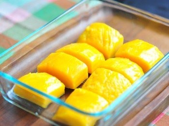 step1: 芒果去皮，平放後，避開中間的核，切成兩大塊肉，再去邊設成大塊，一個呂宋芒果大約可切成四至五塊芒果肉