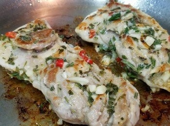 step3: 放平底鍋煎香，至兩面都金黃。煎好後，將雞肉切成大件，準備放在沙律菜上。