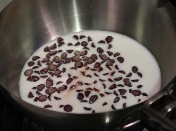 step1: 將巧克力豆與鮮奶融化混合。