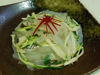 step2: 綠豆涼粉皮切細條狀再切長段 小黃瓜.辣椒切細絲 將所有<span class="group_1">材料</span>混合.加入<span class="group_2">調味料</span>放入冰箱冰鎮15分鐘以上