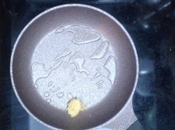 step5: 燒熱鍋，下一點油，先下蒜蓉炒香，之後下甘筍炒軟