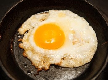 step5: 另外起一個油鍋，煎太陽蛋。