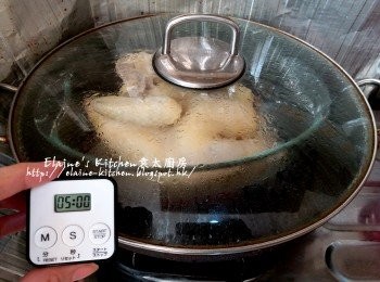 step6: 將雞放入鑊中蓋上蓋隔水用中火蒸20分鐘 , 熄火唔好開蓋焗5分鐘