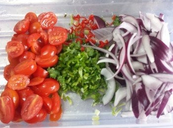 step2: 將車尼茄切半，芫茜去葉後將莖切碎，紫洋蔥切絲，備用。