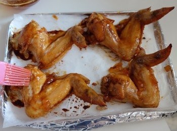 step7: 取出<a href="https://bit.ly/3zHU5V3" target="_blank" data-keyword="雞翼" class="guide-link"><strong>雞翼</strong></a> <span style="display:inline-block;vertical-align:middle;margin-top:-3px;color:initial;border-radius:3px;padding:2px 3px;font-size:12px;line-height:14px;background:#87d300;color:#fff;">即買</span> 塗上<span class="group_3">柚子蜜汁</span>