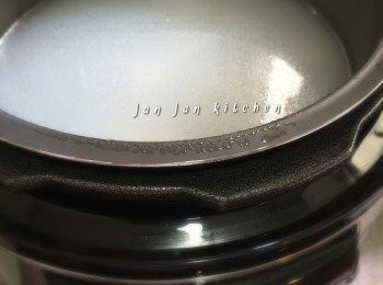 step4: 然後傾入高速鍋，煮15分鐘。
或傾入普通電飯鍋按粥鍵煮1小時。