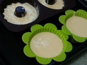 step5: 把步驟⑷倒入蛋糕模內(如不是用不黏模具需抹油)。