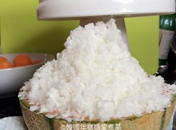step2: 放椰奶冰入刨冰機後攪到機內完全沒有冰即可，