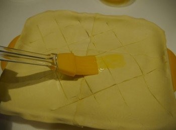 step7: 入烤箱前畫些線線後刷上蛋液，烤箱約180度 烤25-30分鐘。