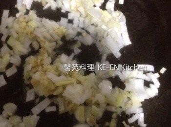 step5: 鍋內放一大匙油炒葱、薑