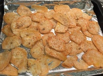 step4: 再在番薯片上噴一層油，然後撒上少許鹽、胡椒粉和辣椒粉。（調味粉可以按自己口味來添加，不加也可以。）