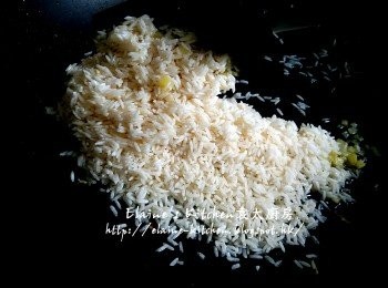 step6: 鑊中加入薑粒爆香 , 加入白米拌勻炒至乾身