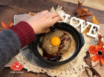 step9: 開蓋後加入生蛋，淋上煲仔飯豉油即可享用