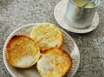 step8: 塗上牛油及煉奶，趁熱享用