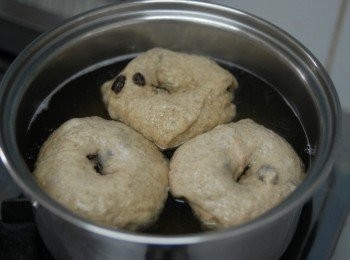 step8: 煮沸一鍋水，下兩湯匙紅糖，每次放三個貝果在鍋內，每邊煮45秒，這可令貝果更Q靭