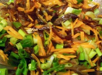 step4: 鍋中下油炒熟紅蘿蔔.木耳絲加入蔥花炒香加入調味料備用