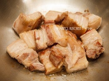 step2: 接著起油鍋，將切好的豬肉下鍋油煎至表面微焦金黃。