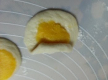 step5: 於每一塊粉糰搽滿奶皇餡,先將第一塊粉糰卷起(要搽滿整塊奶皇餡,圖片中是未夠滿)