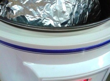 step3: 我用【多功能营养锅】没有的话可以用其它的锅，锅的内锅里注入适量的清水，底部放上蒸架再摆放已封好的鸡只。