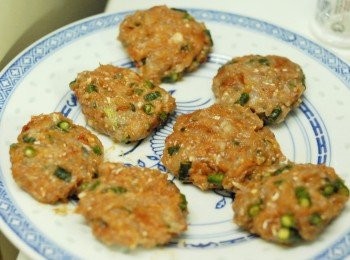 step3: 將魚肉分成小份，搓圓再壓扁 （做小一點，壓扁一點會較易熟）