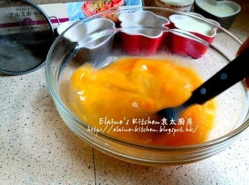 step6: 期間將餘下3隻雞蛋打入大碗內打發成蛋液 , 加入餘下一份薑汁及冰糖水用叉拌勻