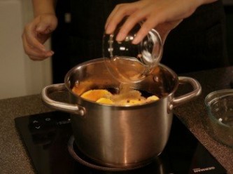 step5: 加入黃糖,薑塊及肉桂枝開最細火慢慢將酒和材料煮熱