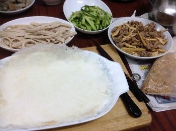 step1: 先將羊肉片解凍後並用油、香草、黑椒略醃一會便可以爆蒜頭起鑊炒香羊肉及豆乾絲，扎肉汆水，將所有材料切絲及切條備用